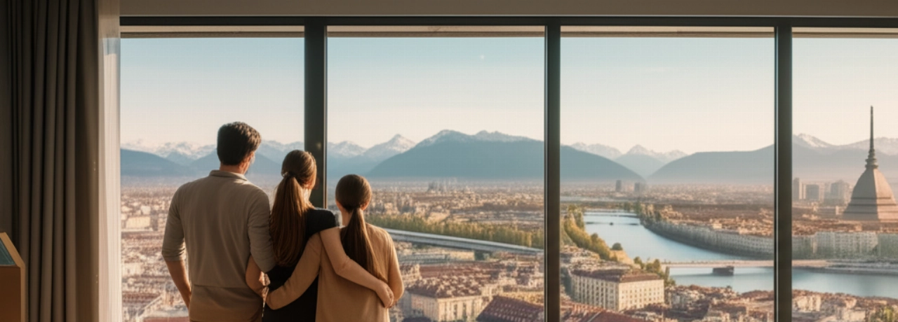Glückliche kaukasische Familie in einer neuen Wohnung in Turin, mit Panoramablick auf die Stadt und die Alpen, umgeben von Umzugskartons. Hyperrealistisches Bild.